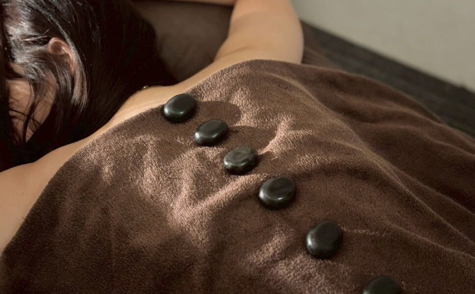 背中にホットストーン